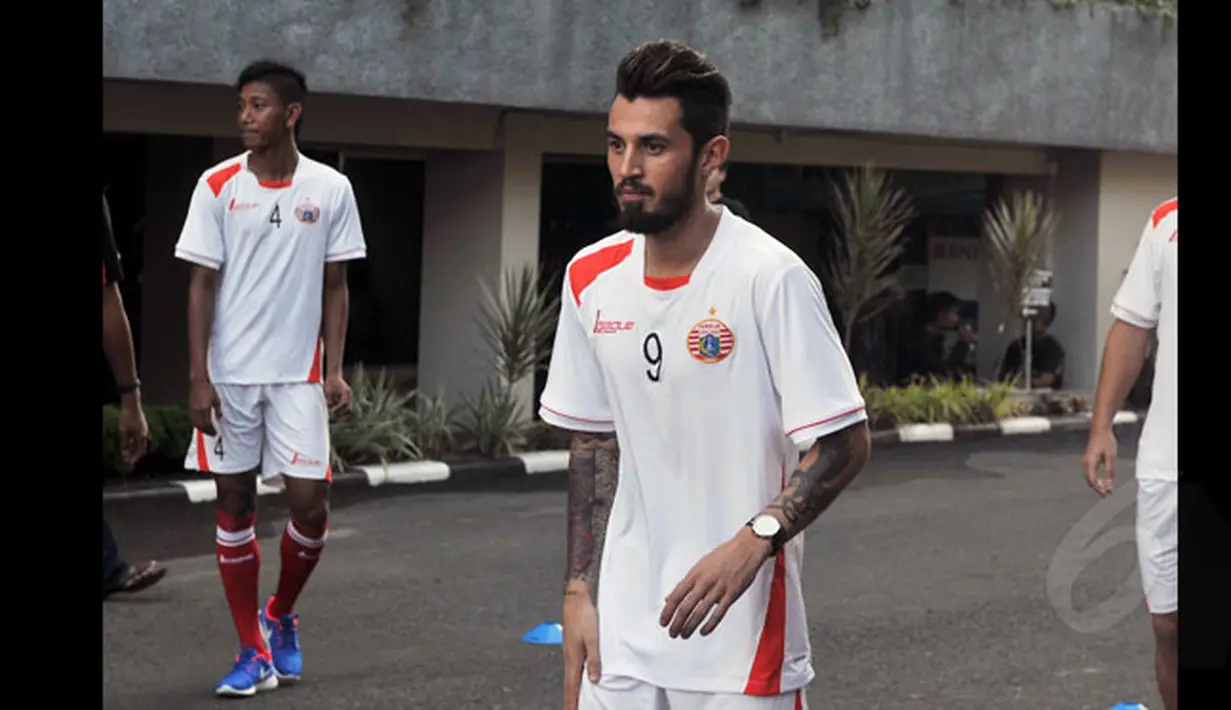 Pemain naturalisasi asal Belanda, Stefano Lilipaly berlatih bersama skuat Persija di halaman Hotel Ibis Padang, (17/1/2015). Persija akan berhadapan dengan Sriwijaya FC di laga perdana SCM Cup 2015 Grup A. (Liputan6.com/Johan Tallo)