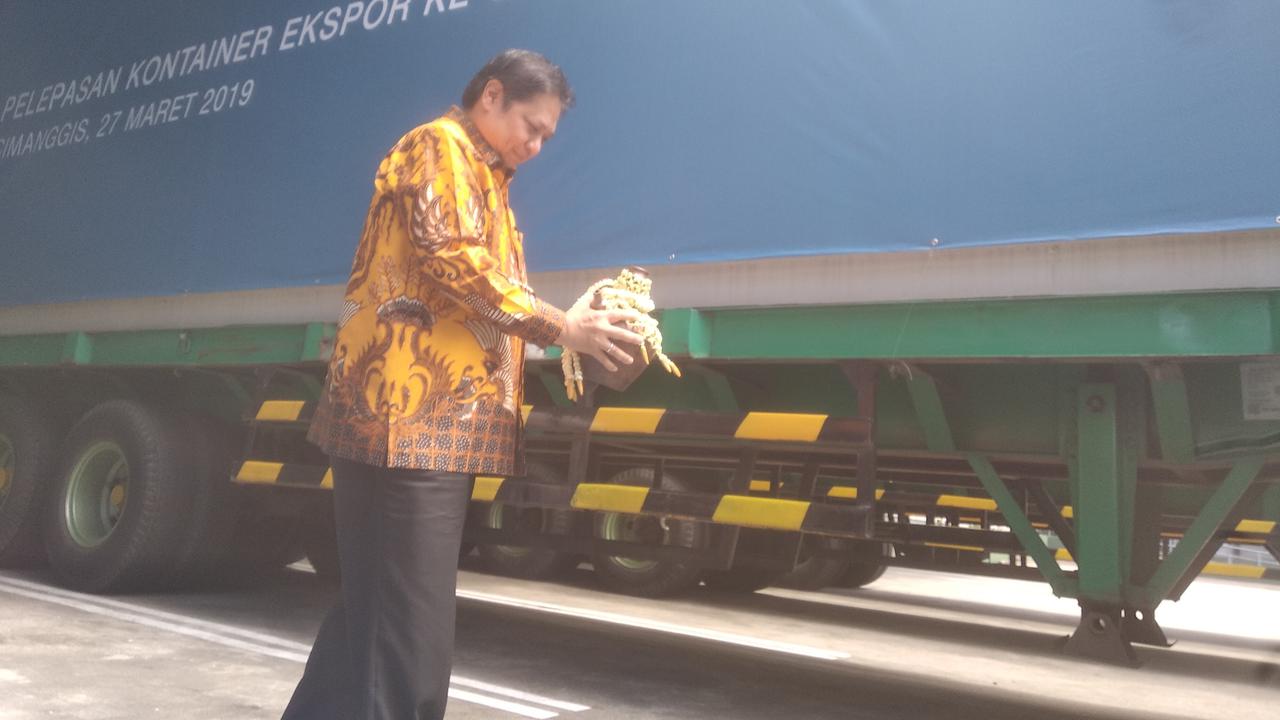 Menperin Airlangga Hartarto  dalam acara 'Peresmian Pelepasan Kontainer Ekspor Ke-3.000 PT Bayer Indonesia,' di Jakarta, Rabu(27/3/2019). Dok Merdeka.com/Wilfridus Setu Umbu