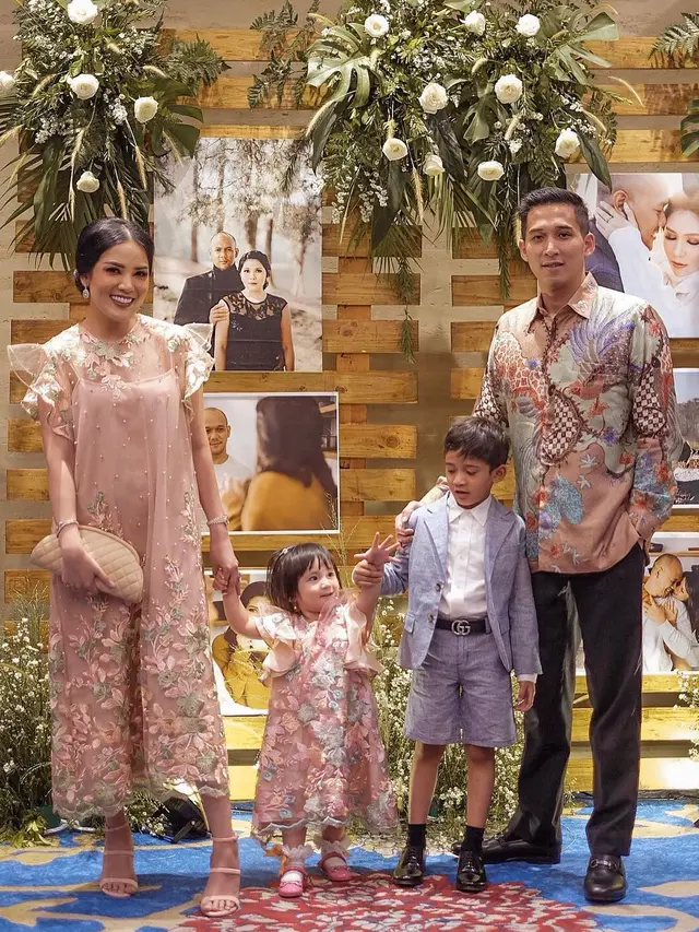 6 Potret Nindy Ayunda Bareng Putrinya, Busananya Sering Kompakan
