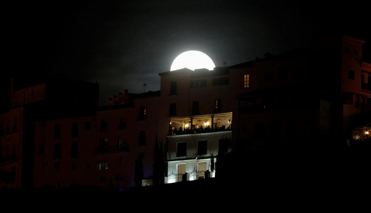 Supermoon yang muncul diatas sebuah penginapan Ronda, Spanyol, Senin (17/10). Supermoon merupakan fenomena di kala bulan terlihat bulat secara penuh dengan kondisi lebih besar dan paling terang dari biasanya. (Reuters/Jon Nazca)