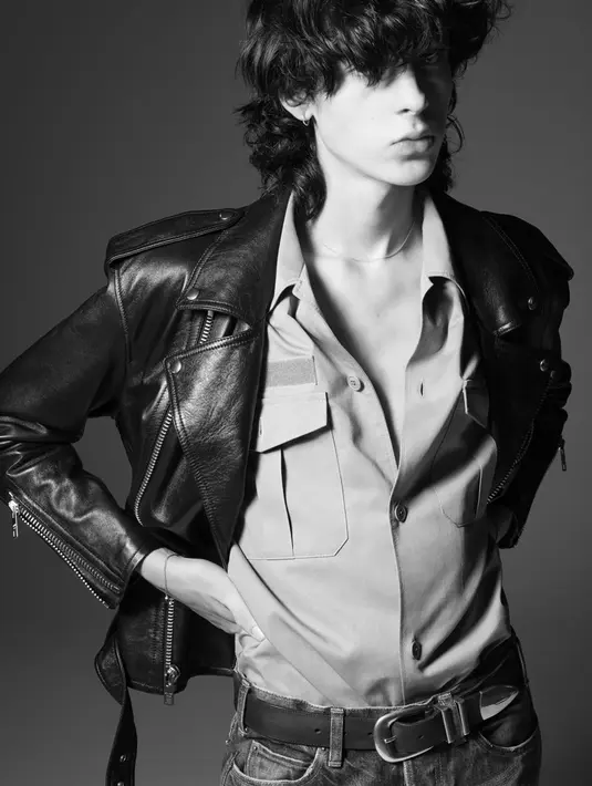 Dua puluh tahun kemudian, acara CELINE HOMME 23 menjadi “penghormatan kepada institusi dan untuk mengingat momen ini dalam reformasi pakaian pria.