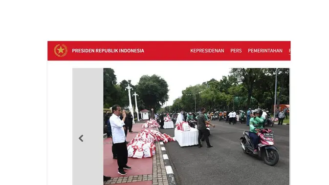 <p>Cek fakta Presiden Jokowi bagikan sembako di depan Istana Merdeka</p>