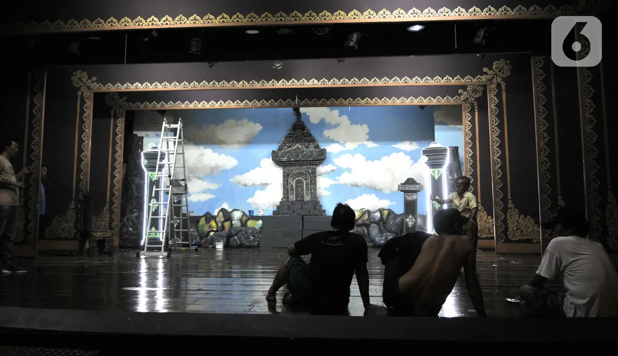 Seniman duduk santai memandangi hasil dekorasi panggung di Gedung Pertunjukan Wayang Orang Bharata, Jakarta, Kamis (7/11/2019). Pono selaku sutradara pertunjukan turut setia membantu rekan-reakannya mempersiapkan dekorasi panggung. (merdeka.com/Iqbal Nugroho)