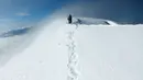 Perempuan suku Aymara mendaki gunung Illimani, di La Paz, Bolivia, (17/4). Perempuan suku Aymara yang berprofesi sebagai tukang masak dan angkut barang atau porter ini selalu mengenakan pakaian tradisional. (REUTERS/David Mercado)