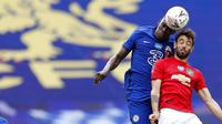 Gelandang Manchester United, Bruno Fernandes, duel udara dengan pemain Chelsea, Kurt Zouma, pada laga Piala FA di Stadion Wembley, Minggu (19/7/2020). Chelsea menang dengan skor 3-1. (AP/Alastair Grant, Pool)