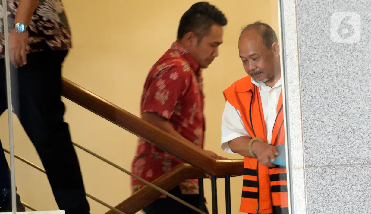 Mantan anggota DPRD Kota Bandung Kadar Slamet saat tiba di Gedung KPK, Jakarta, Jumat (21/2/2020). Kadar akan menjalani pemeriksaan pertama sebagai tersangka terkait dugaan korupsi pengadaan tanah untuk ruang terbuka hijau di lingkungan Pemkot Bandung Tahun 2012-2013. (merdeka.com/Dwi Narwoko)