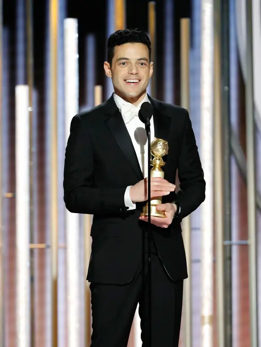 Aktor Rami Malek saat menerima penghargaan Golden Globes 2019 di The Beverly Hilton, Beverly Hills, California, Minggu (6/1). Rami Malek mengalahkan deretan aktor seperti Bradley Cooper, Willem Dafoe, dan Lucas Hedges. (Paul Drinkwater/NBC via AP)