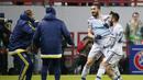 Pemain Fenerbahce, Mehmet Topal bersama rekan-rekannya merayakan kemenangan atas  Lokomotiv Moscow sekaligus lolos ke babak 16 besar liga Europa. (REUTERS/Grigory Dukor)