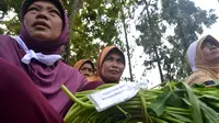 Perempuan-perempuan tangguh yang membawa kangkung terakhir yang dihasilkan dari lahan yang sudah tergusur. (Foto: Liputan6.com/Muhamad Ridlo)