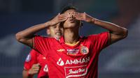 Gelandang Persija Jakarta, Alfriyanto Nico melakukan selebrasi usai mencetak gol kedua timnya ke gawang Persela Lamongan dalam laga pekan ke-4 BRI Liga 1 2021/2022 di Stadion Pakansari, Bogor, Jumat (24/09/2021). Persija menang 2-1. (Bola.com/Bagaskara La
