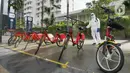 Petugas PMI DKI Jakarta menyempotkan disinfektan ke sepeda bike sharing Gowes di kawasan Bundaran HI, Senin (7/2/2022). Penyemprotan disinfektan untuk sterilisasi di beberapa titik guna mencegah penyebaran varian omicron yang saat ini sedang mengalami peningkatan (Liputan6.com/Herman Zakharia)