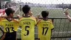 Para pemain cadangan sedang menyaksikan rekannya berlaga pada Liga Bola Indonesia di Lapangan Lapangan Sabnani Park, Alam Sutra, Minggu (7/8/2016). (Bola.com/Nicklas Hanoatubun)