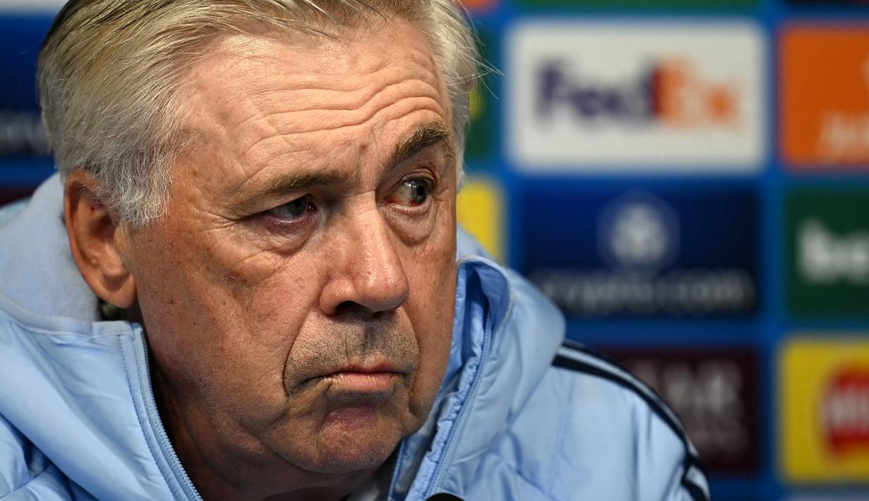 Pelatih Real Madrid, Carlo Ancelotti melakukan konferensi pers menjelang laga playoff Liga Champions 2024/2025 melawan Manchester City di Etihad Stadium, Manchester, Inggris, Selasa (11/02/2025) dini hari WIB. (AFP/Paul Ellis)