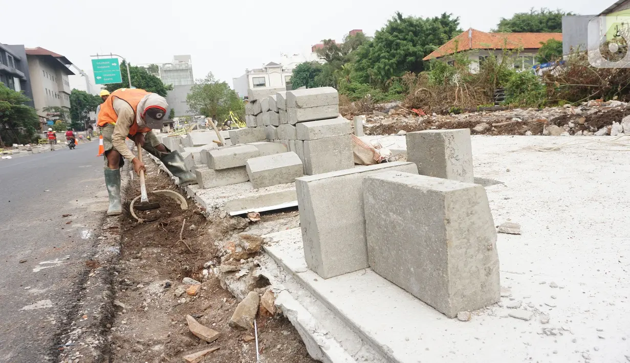 Pekerja mengerjakan proyek revitalisasi trotoar di kawasan Kemang, Jakarta, Kamis (31/10/2019). Revitalisasi trotoar Kemang yang ditargetkan rampung pada November 2019 ini untuk memaksimalkan kenyamanan pejalan kaki dan mendongkrak aktivitas ekonomi di kawasan tersebut. (Liputan6.com/Angga Yuniar)
