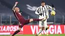Pemain Juventus, Rodrigo Bentancur, berebut bola dengan pemain Torino, Simone Zaza, pada laga Liga Italia di Stadion Allianz, Minggu (6/12/2020). Juventus menang dengan skor 2-1. (Fabio Ferrari/LaPresse via AP)