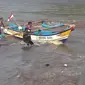 Akibat gelombang tinggi, kapal nelayan di Pantai Baron Gunungkidul terbawa arus. Nelayanpun menyelamatkan kapal.
