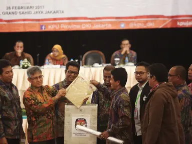 Petugas Komisi Pemilihan Umum (KPU) Provinsi DKI Jakarta menunjukan berkas sebelum menggelar rekapitulasi penghitungan sura tingkat provinsi Pilkada DKI Jakarta di Grand Sahid, Jakarta, Minggu (26/2). (Liputan.com/Faizal Fanani)