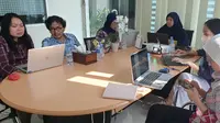 Nova Indah Wijayanti, pustakawan Universitas Gadjah Mada (UGM) saat menggelar bimbingan literasi. (Liputan6.com/ Dok Pribadi)