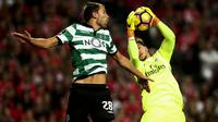 Kiper Benfica, Ederson Moraes, duel udara dengan pemain Sporting Lisbon, Bas Dost pada laga lanjutan Liga Portugal di Stadion Luz, Lisbon, Portugal. (11/12/2016). (EPA/Antonio Cotrim)