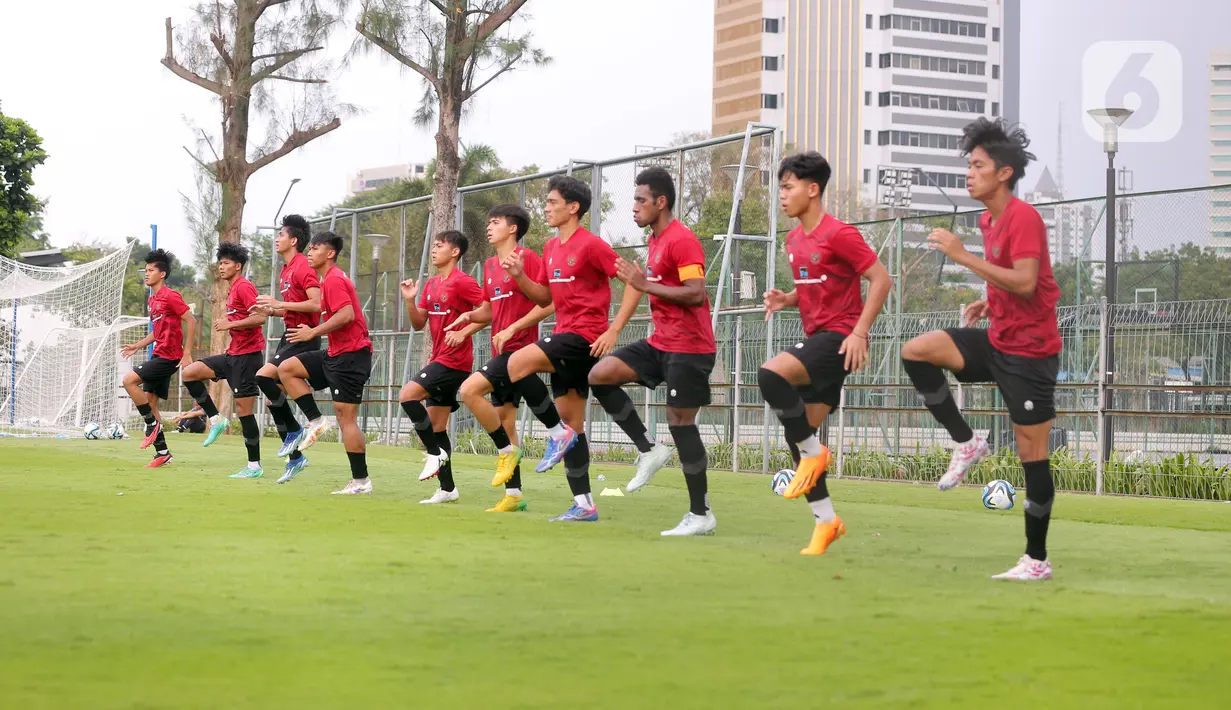 <p>Pemain Timnas Indonesia U-20 melakukan latihan di Lapangan A Senayan, Jakarta, Kamis (4/1/2023). (Bola.com/M. Iqbal Ichsan)</p>