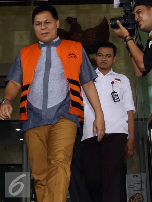 Anggota DPRD dari F-Gerindra, Adam Munandar berjalan keluar Gedung KPK, Jakarta, Selasa (11/8/2015). Adam diperiksa sebagai tersangka kasus dugaan suap pembahasan RAPBD Perubahan 2015 di Kabupaten Musi Banyuasin. (Liputan6.com/Helmi Afandi)