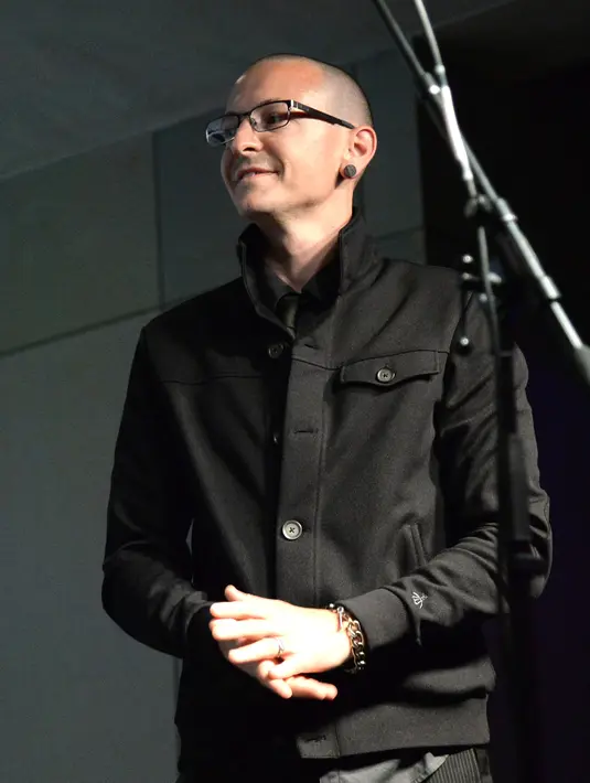 Ayah dan ibu Chester bercerai saat Chester masih berusia 11 tahun. Mulai dari situ, Chester menjadi kecanduan alkohol dan obat-obatan terlarang. (Jason Merritt / GETTY IMAGES / AFP)