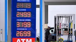 Mengacu Refinitiv, pada Kamis 26 Maret 2026, kontrak Brent tercatat di 103,31 dolar AS per barel, sementara West Texas Intermediate berada di 91,41 dolar AS per barel. Tampak dalam foto, harga bahan bakar ditampilkan di sebuah Stasiun Pengisian Bahan Bakar Umum (SPBU) di pinggiran kota Melbourne, Williamstown, Australia, pada Kamis 26 Maret 2026. (William WEST/AFP)