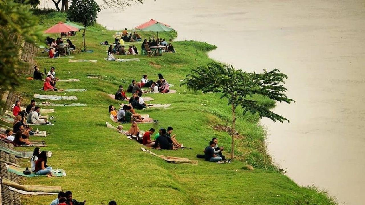 Menikmati Sore di Pinggir Kali Brantas Kediri