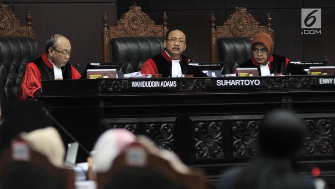 Majelis hakim mendengarkan keterangan saksi fakta Pemohon dalam dalam sidang sengketa Pilpres 2019 di MK, Jakarta, Rabu (19/6/2019). Keempat saksi memberi kesaksian terkait sengketa Pilpres 2019 untuk wilayah Jawa Tengah. (merdeka.com/Iqbal Nugroho)