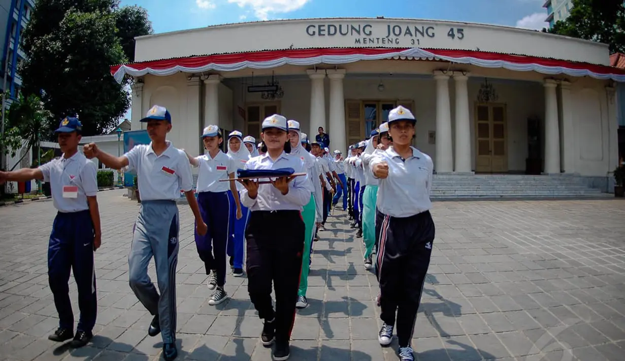 Sejumlah murid SMP terpilih se-Jabodetabek berlatih upacara bendera di Gedung Joang 45, Jakarta, Kamis (14/8/14). (Liputan6.com/Faizal Fanani)