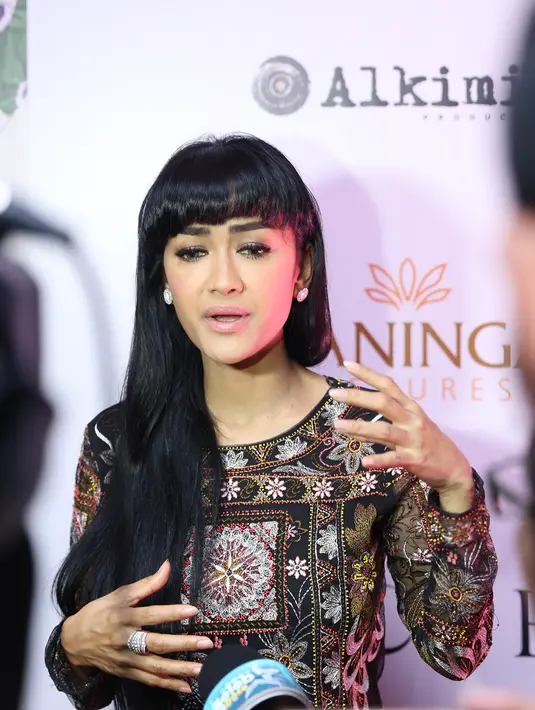 "Kepada masyarakat luas, penderita kanker jangan dijauhi, mereka butuh pelukan, mereka butuh semangat. Bilang ke mereka pasti akan baik-baik saja, dan kasih harapan itu ke mereka," tandas Julia Perez. (Andy Masela/Bintang.com)