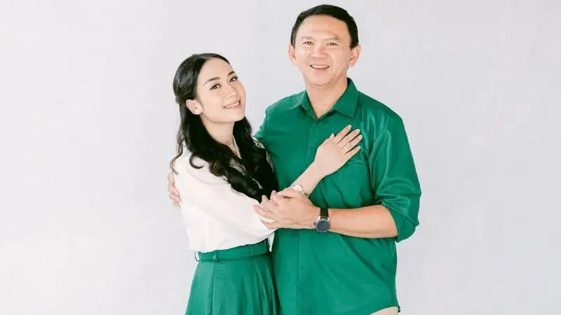 7 Gaya Pemotretan Keluarga Ahok dan Puput Nastiti Ini Curi Perhatian