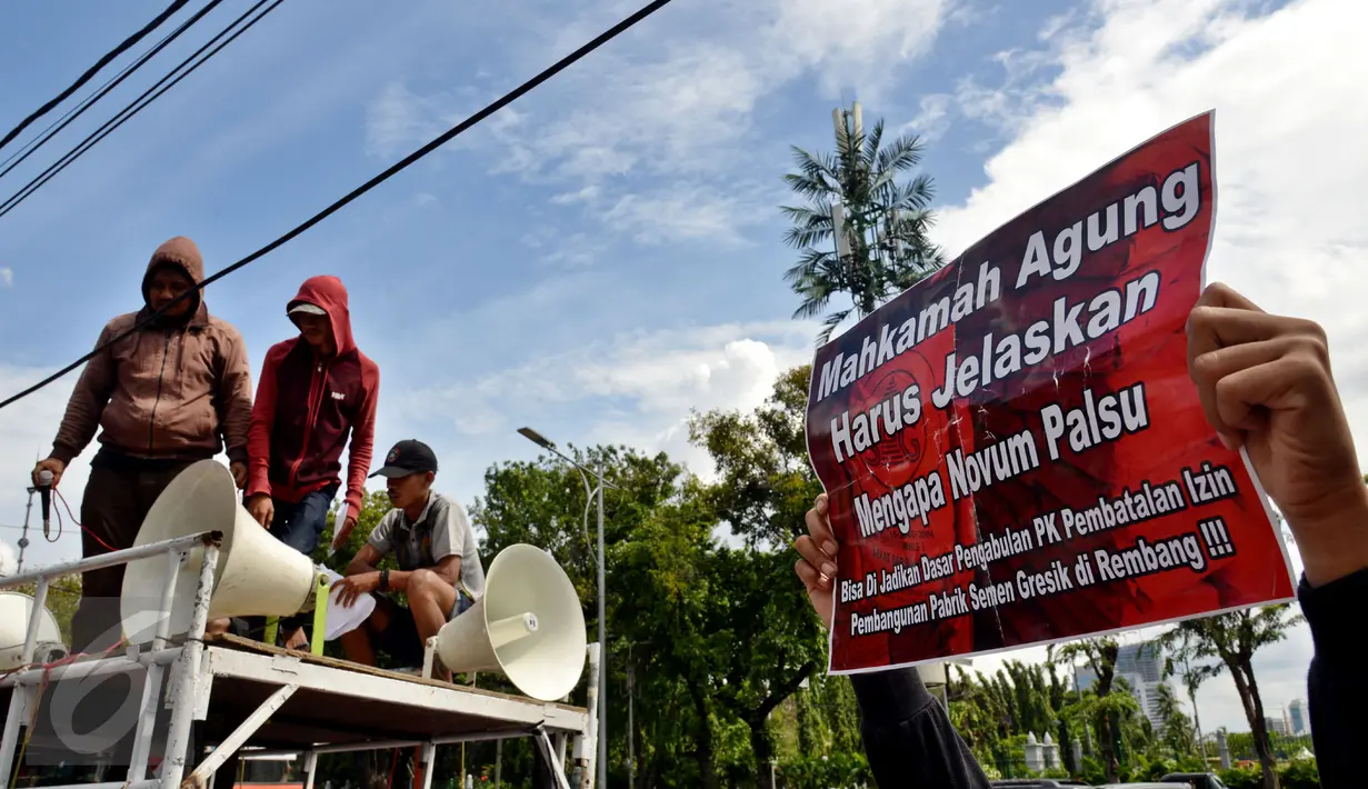 Masa mahasiswa yang tergabung dalam Kampus Hukum melakukan unjuk rasa di depan Gedung MA, Kamis (15/12). Novum tersebut dijadikan dasar pengabulan peninjauan kembali atas izin pembangunan pabrik Semen Gresik di Rembang. (Liputan6.com/Fery Pradolo)