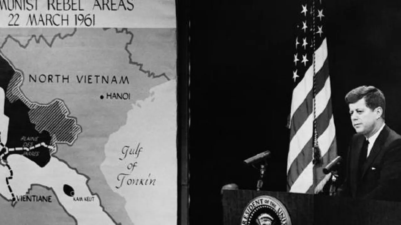 Presiden John F Kennedy di depan peta CIA tentang komunis Vietnam (CIA)