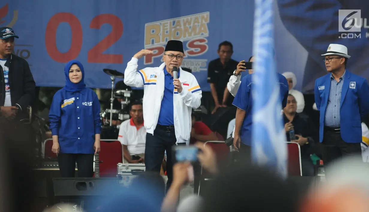 Ketum Partai Amanat Nasional (PAN), Zulkifli Hasan berorasi selama kampanye akbar Partai Amanat Nasional (PAN) di Sawangan, Depok, Kamis (27/3). Partai Amanat Nasional mengambil tema Doa dan Dendang Kemenangan.  (Liputan6.com/Herman Zakharia)