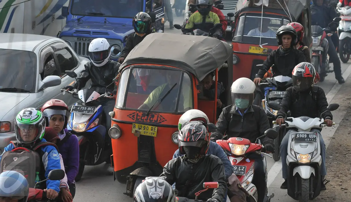 Mudik bukan hanya dilakukan sebelum Lebaran. Sejumlah warga justru melakukan mudik pada hari kedua lebaran. (Liputan6.com/Herman Zakharia) 