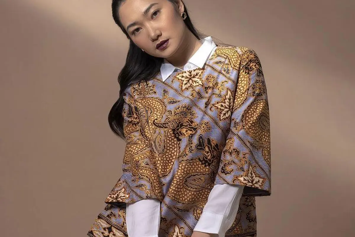 11 Model Atasan Batik Wanita Modern, Simple dan Modis untuk Kerja