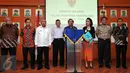 Komjen Imam Sudjarwo (tengah) didampingi panitia seleksi Komisi Kepolisian Nasional (Kompolnas) saat  umumkan pembentukan panitia seleksi calon anggota Kompolnas 2016 di kantor Kompolnas, Jakarta, Jumat (8/1). (Liputan6.com/Yoppy Renato)