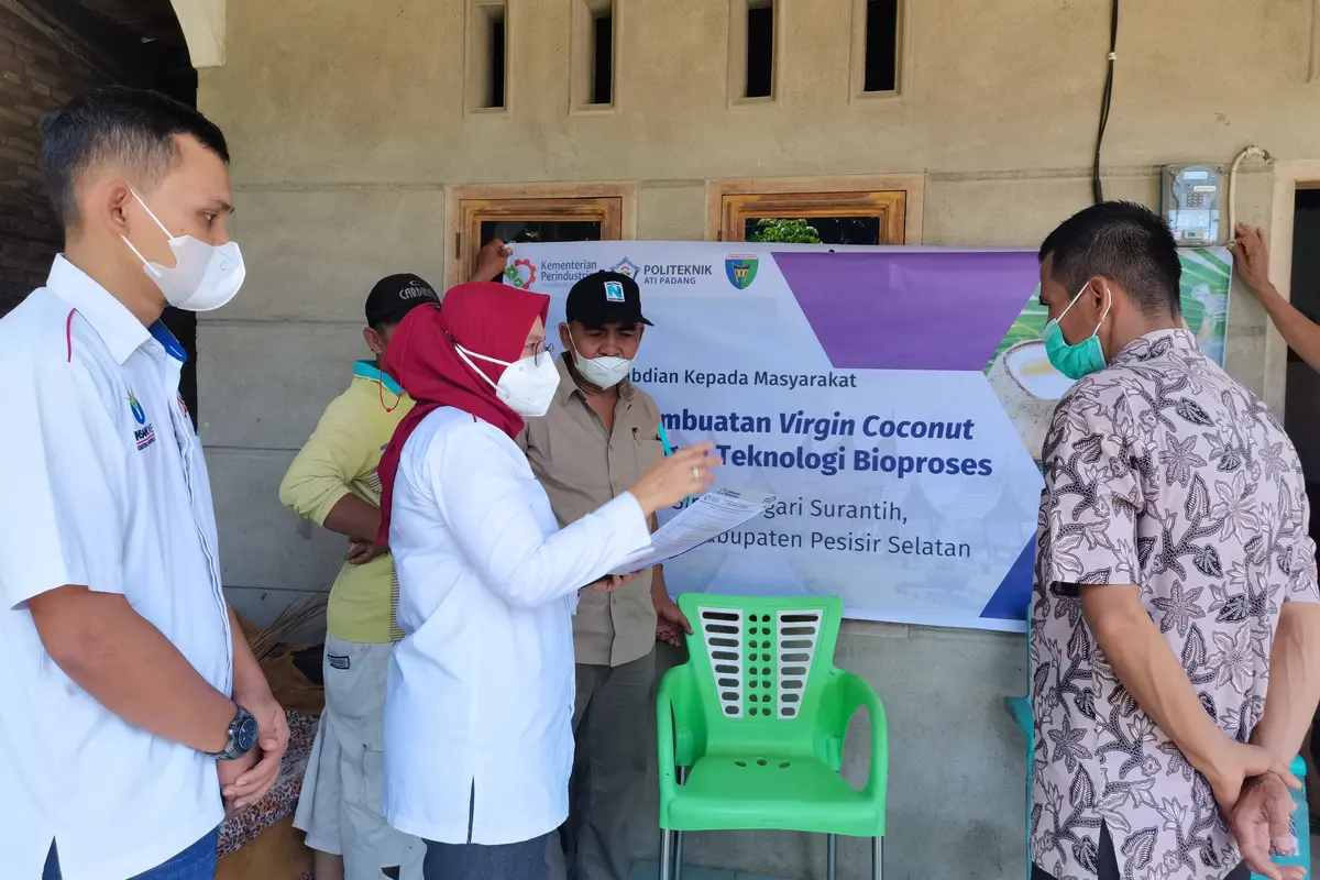 Politeknik ATI Padang beri pelatihan pembuatan VCO di Pesisir Selatan. 9Liputan6.com/ Novia Harlina)