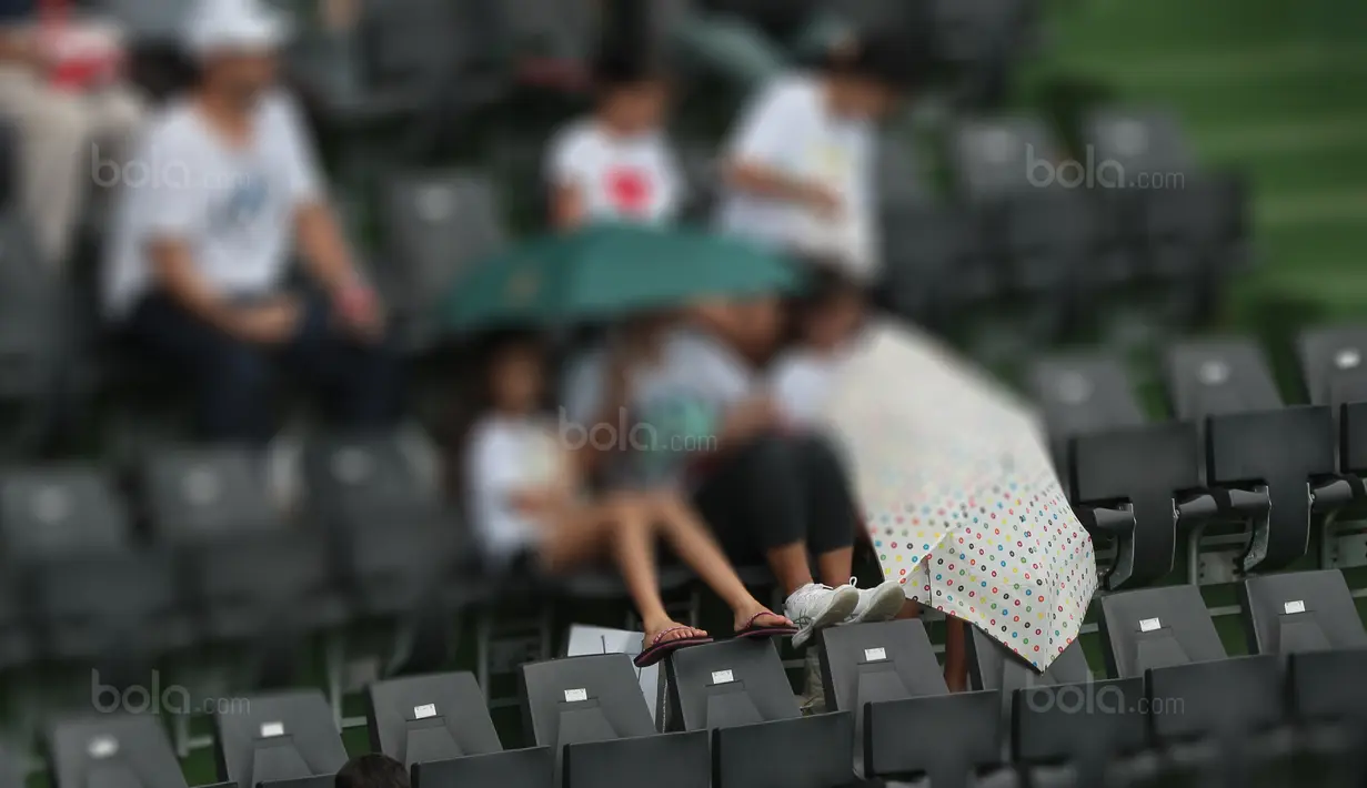 Perilaku Orangtua berimbas ke anak-anak saat mengankat kaki diatas sandaran kursi pada laga Piala Davis 2018 grup dua Asia/Oceania di Senayan, Jakarta, Sabtu (3/2/2018). (Bola.com/Nick Hanoatubun)