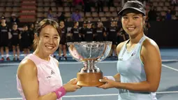 Selebrasi pasangan Aldila Sutjiadi/Miyu Kato dengan trofi juara setelah mengalahkan Leylah Fernandez/Bethanie Mattek-Sands pada babak final ASB Classic Tennis Tournament di Auckland, Selandia Baru (9/1/2023). Di babak semifinal yang akan digelar Rabu (7/6/2023) Aldila Sutjiadi akan berhadapan dengan rekannya di ganda putri, Miyu Kato yang berpasangan dengan petenis Jerman, Tim Putz. (AFP/David Rowland)