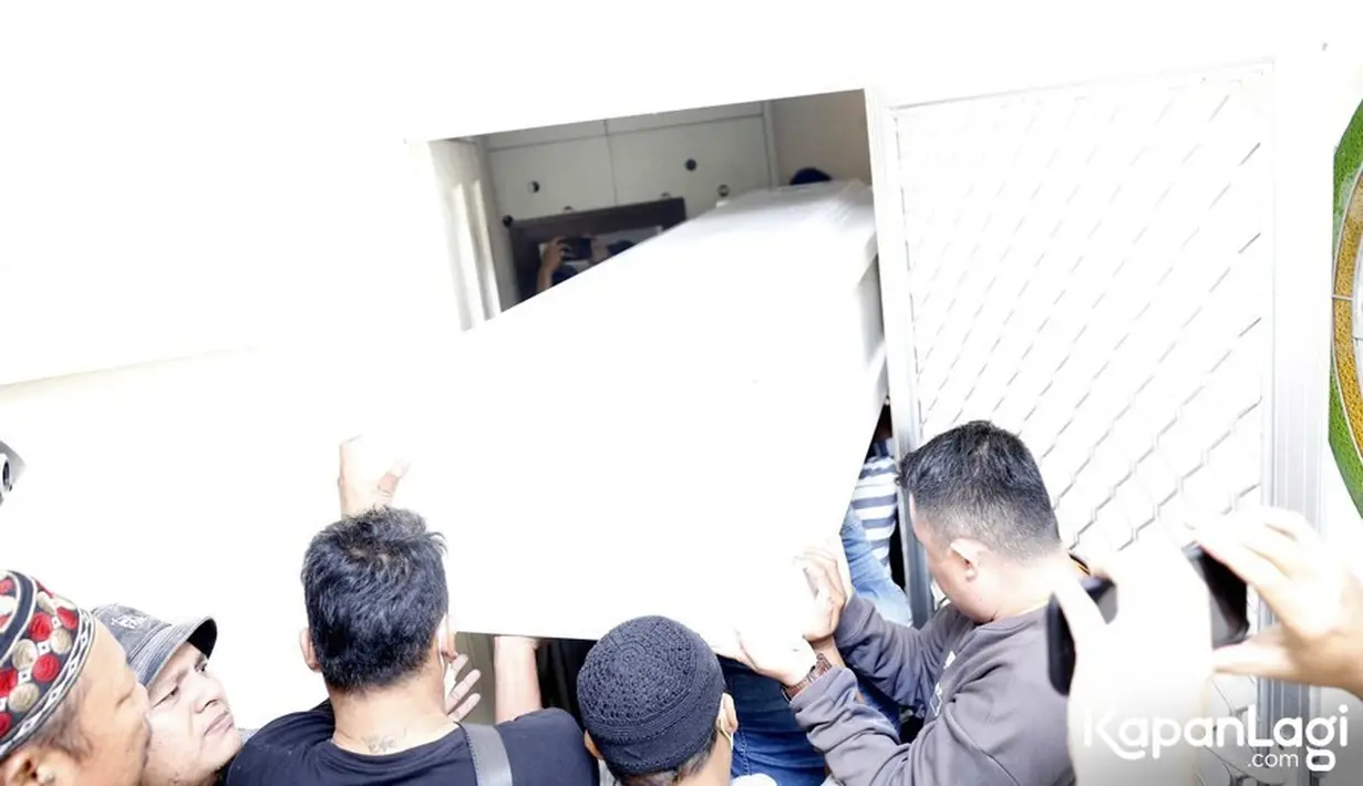 Menurut keterangan pihak keluarga, jenazah Vanessa Angel dan Bibi Ardiansyah akan dikebumikan di TPU Islam Malaka, pada pukul 9 pagi. (KapanLagi.com/Bayu Herdianto)