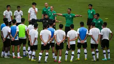 Pelatih Timnas Indonesia U-22, Indra Sjafri memimpin pemusatan latihan untuk SEA Games 2023 yang berlangsung di Lapangan A, Kompleks Stadion Utama Gelora Bung Karno (SUGBK), Jakarta, Kamis (02/03/2023). Pemusatan latihan ini akan berlangsung dari tanggal 1-16 Maret 2023. (Bola.com/Bagaskara Lazuardi)