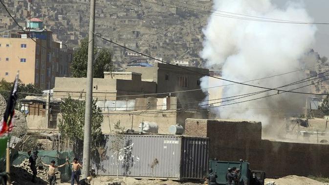 Asap mengepul dari rumah yang diduga merupakan tempat persembunyian tersangka pelaku serangan bom di Kabul Afghanistan, 21 Agustus 2018. (AP)