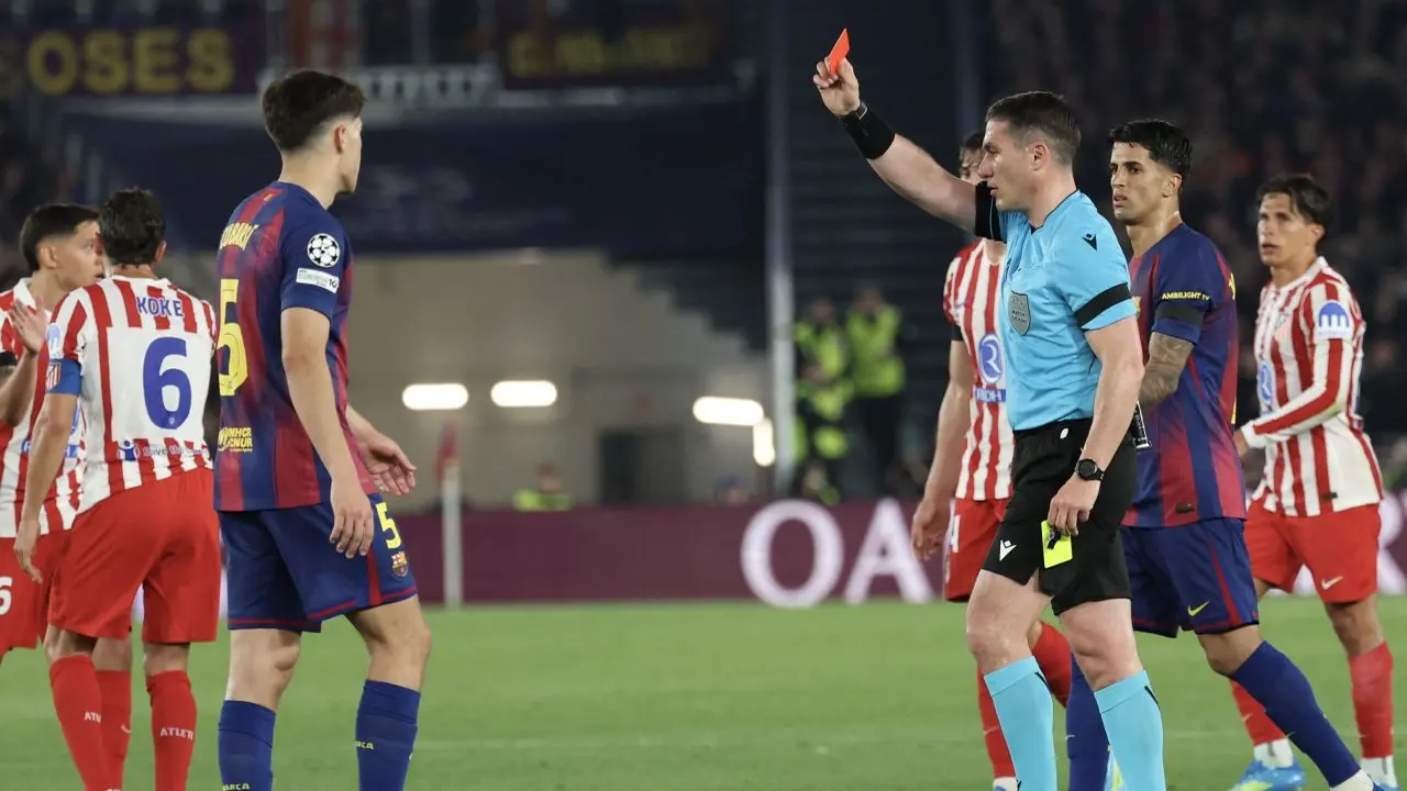 Kartu merah Pau Cubarsi saat Barcelona vs Atletico Madrid di Liga Champions