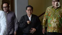 Wakil Ketua DPR RI Muhaimin Iskandar (tengah) berjalan meninggalkan Gedung KPK usai pemeriksaan di Jakarta, Rabu (29/1/2020). Muhaimin yang akrab disapa Cak Imin diperiksa dalam kasus suap terkait proyek Kementerian Pekerjaan Umum dan Perumahan Rakyat Tahun Anggaran 2016. (merdeka.com/Dwi Narwoko)