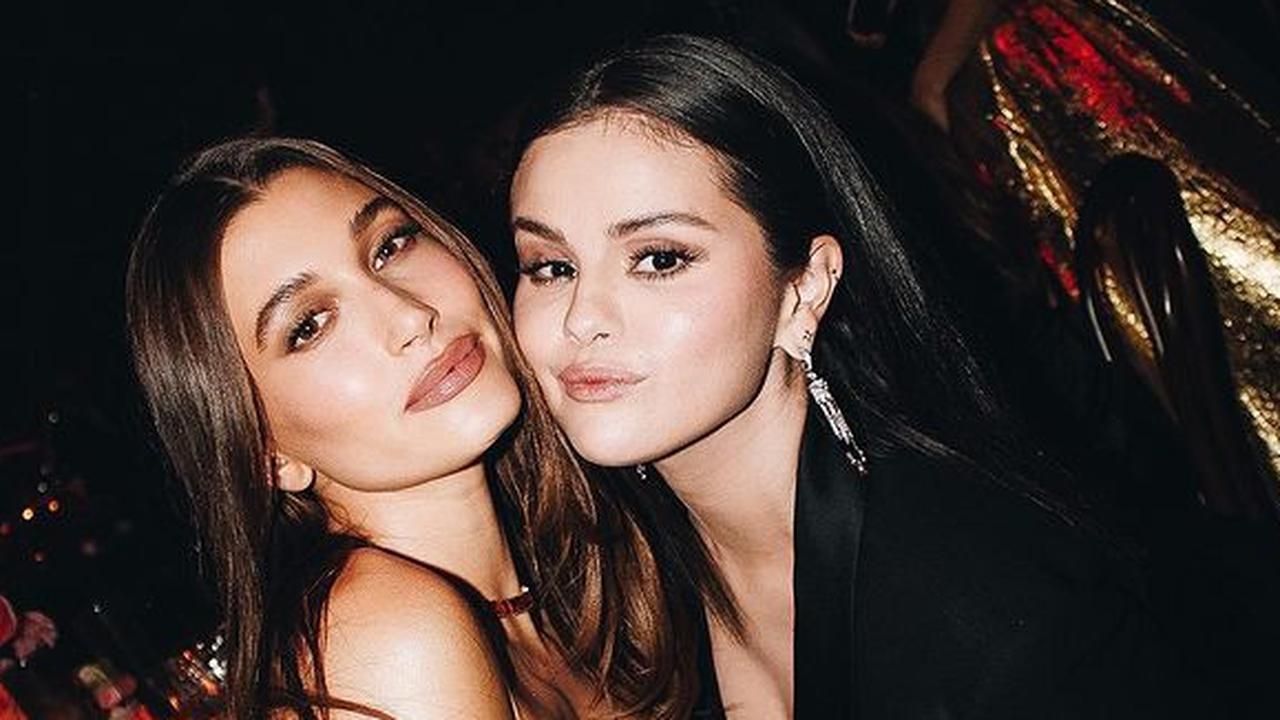 Berdamai, Hailey Bieber dan Selena Gomez Foto Bareng Sambil Tersenyum