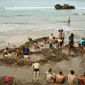 Berendam air panas kini dapat dilakukan sembari menikmati pemandangan laut. Hal ini dapat dilakukan di Hot Water Beach, Selandia Baru. (Amusing Planet)