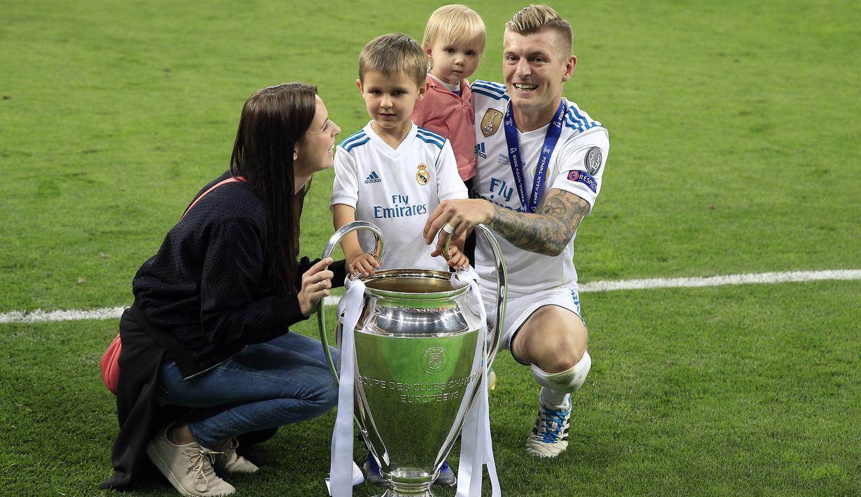 Gelandang Real Madrid, Toni Kross, bersama keluarga merayakan gelar juara Liga Champions ke-13 usai mengalahkan Liverpool di Stadion Olimpiyskiy, Kiev, Sabtu (26/5/2018). Madrid menang 3-1 atas Liverpool. (AP/Pavel Golovkin)