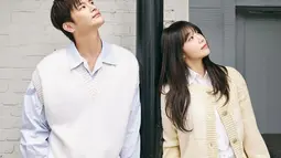 Penggunaan latar belakang yang sederhana juga membuat fokus tetap pada kedua artis, sehingga pesan utama dari teaser ini tersampaikan dengan efektif. Video yang menampilkan cuplikan penampilan acappella Seo In Guk dan Jung Eun Ji juga dipuji karena berhasil memadukan suara yang begitu harmonis dan menyatu dengan indah. (Liputan6.com/IG/@epmusic.official)